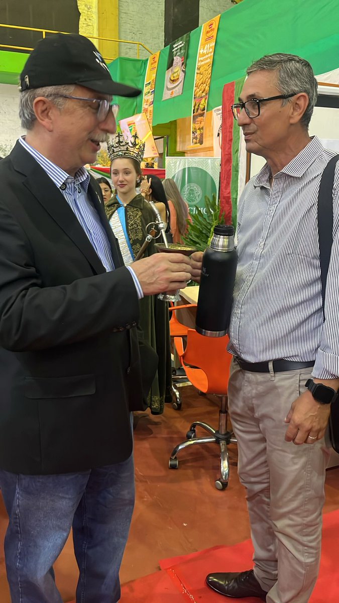 CopelloJose's tweet image. Fiesta Nacional e Internacional de la Yerba Mate con Nuestro Gobernador @passalacquaok nuestra Intendente @MariaEugeniaSafran nuestro Ministro de Hacienda @adolfosafran y todas las Autoridades y Gabinete Brindando con Yerba Mate Gracias y Bendiciones