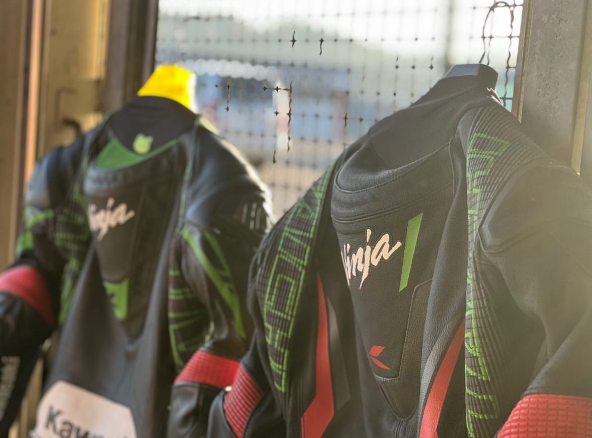 PLAZA_MATSUMOTO's tweet photo. Ninja Team Green Cup モビリティリゾートもてぎ戦に、GM松沢とお客様が参戦いたします!
本日練習走行、明日予選・決勝レースです。
2日間GM松沢は不在となりご迷惑をおかけいたします。
選手の応援をよろしくお願いいたします!
#カワサキプラザ松本 は現地の皆さんも応援しています!
#NTGC https://t.co/aBnCAHdglV