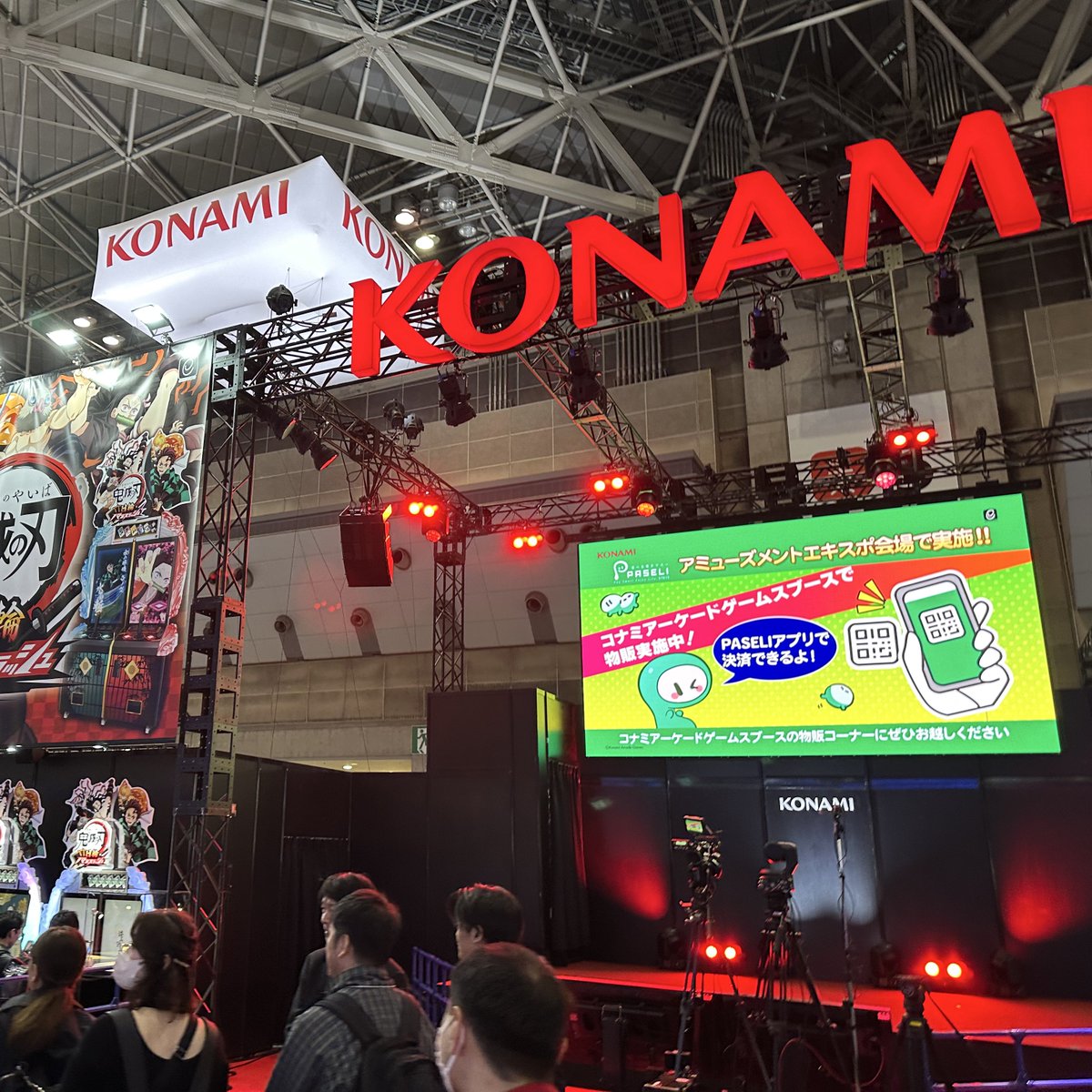 KONAMIブース、サザエさんまちがいさがし（一筐体で対戦可能）、鬼滅の刃 日輪バトルスラッシュが表で、サイドにポップン等のBEMANIタイトル等が展示されてます。#アミューズメントエキスポ
