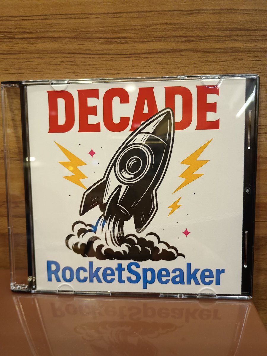 rocketspeaker's tweet photo. 【お知らせ】
明日はついに！企画イベントDECADEの日です✨️
ロケスピからのお礼ということでご来場特典でご来場いただいた方全員に新作CD+NEWロゴステッカープレゼントします👏
一昨日完成した出来立ての音源です！
ぜひご来場お待ちしています😆

※ライブ前なので赤髪復活しました！（みやびん） https://t.co/poTB3Bb7iX