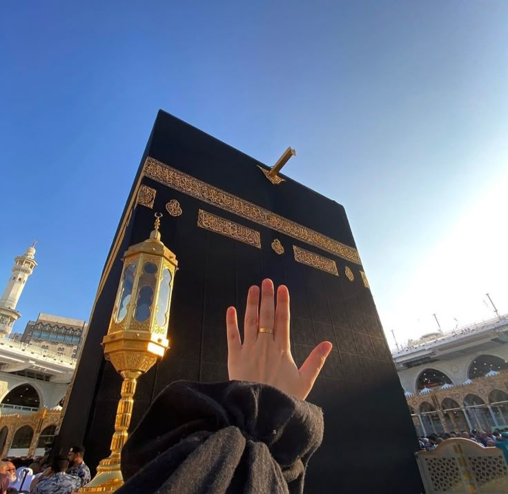 الســـلام علیکم🍃
صباح الخير🍃🌼❤

اے اللّه  
میں اپنے آنے والے دِن تیرے سپرد کرتی ہوں جِن کے چُھپے راز مُجھے معلوم نہیں لیکن میں جانتی ہوں کہ تو بہترین تدبیر کرنے والا ہے۔❤

جمعہ مبارک 🕋♥