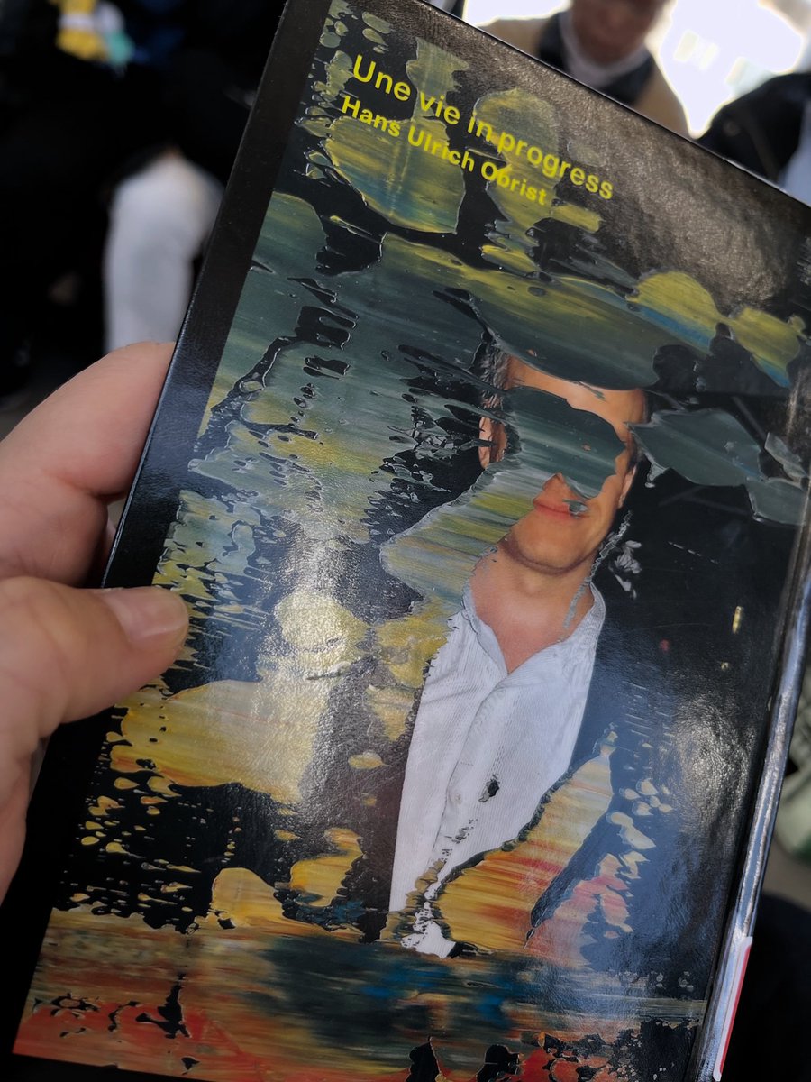 電車移動のお供に「未完の人生　ハンス・ウルリッヒ・オブリストは語る」
冒頭からおもしろい、子どもの頃からキュレーター・評論家・美術史家になる特殊な才を発揮し両親を困惑させている。「この子やばいわ…」と思いつつ子の求めるまま教養を与え続ける両親もさすが。