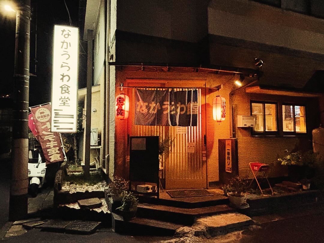 『なかうらわ食堂』にて柔らか厚切り豚カツ定食をいただきました。ホントに柔らかくて厚いです。低温調理していて、上尾の『キセキ食堂』に近い感じと思います。#なかうらわ食堂 #埼玉県 #さいたま市 #南区 #鹿手袋 #とんかつ #トンカツ #中浦和駅