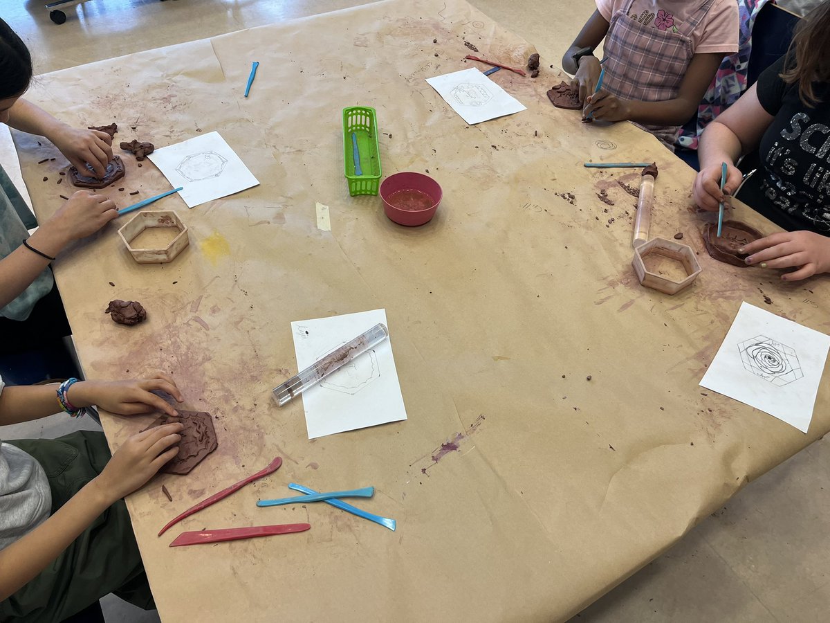 McM_MsT's tweet image. Pattern Play Workshop #MathIsEverywhere time to get hands-on #Creativity @AgaKhanMuseum
Types of patterns:
🌱Geometric
🌱Calligraphic
🌱Floral 
🌱Animals/Figural