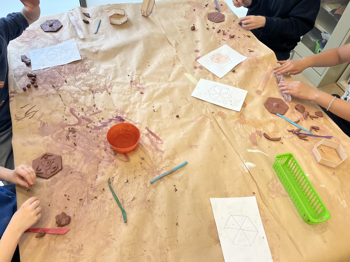 McM_MsT's tweet image. Pattern Play Workshop #MathIsEverywhere time to get hands-on #Creativity @AgaKhanMuseum
Types of patterns:
🌱Geometric
🌱Calligraphic
🌱Floral 
🌱Animals/Figural