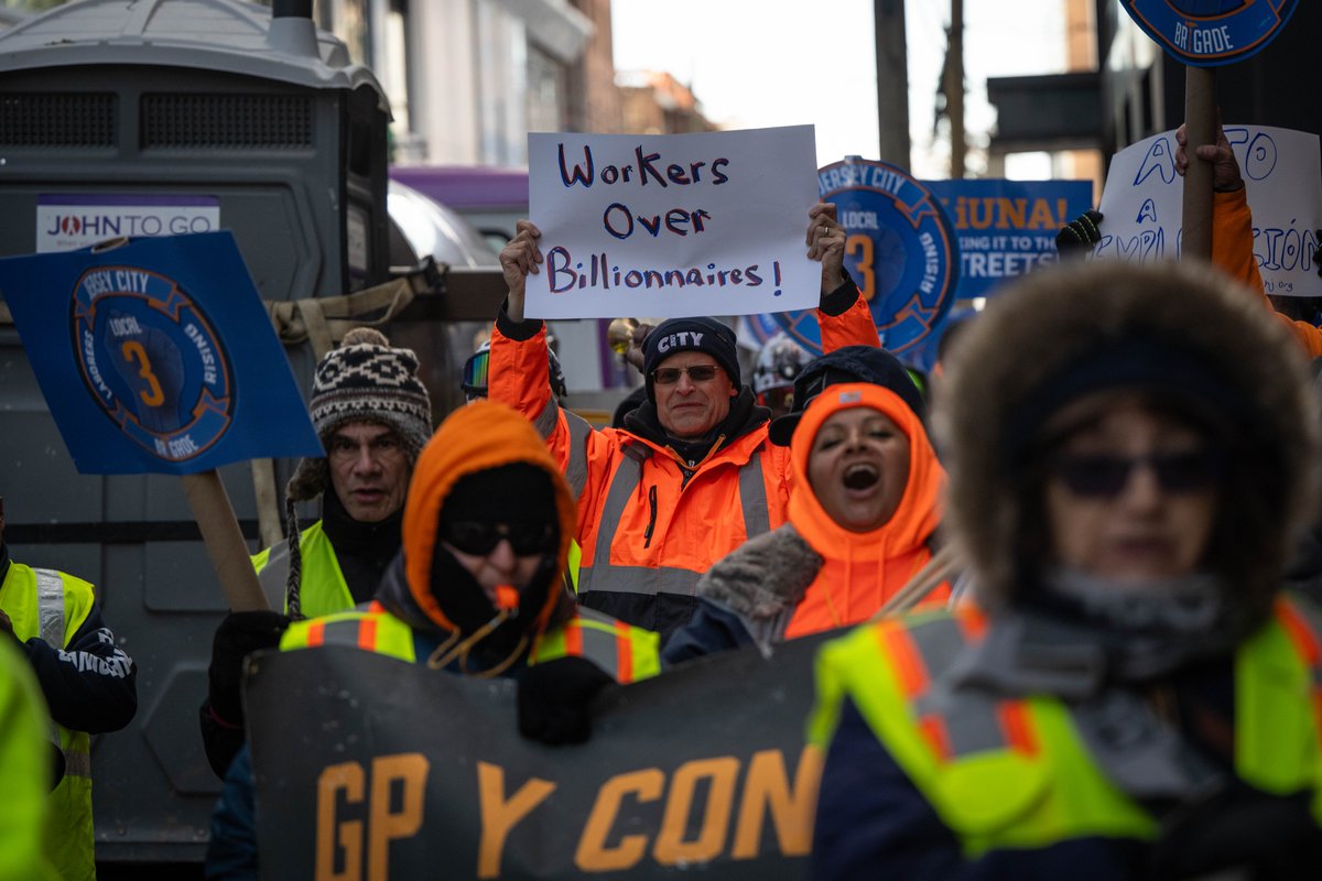 LiUNAEasternReg's tweet image. 🗣️ @LIUNA Local 3, the #JCBrigade &amp;amp; the #LaborersRising balloon were IN THE STREETS today, protesting ongoing worker exploitation in @JerseyCity.

AJD jobs on Van Reipen &amp;amp; Pavonia were stopped for working w/o permits &amp;amp; Journal Sq. was stopped for wage &amp;amp; hour violations. (1/2)