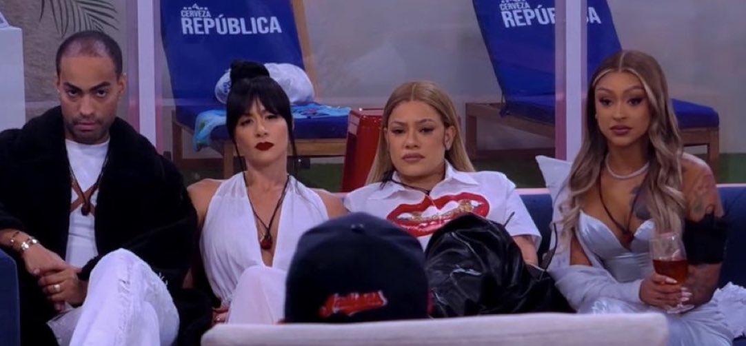 Pertenezco a este grupito ahora mismo escuchando a este mmg  #lacasadealofoke2