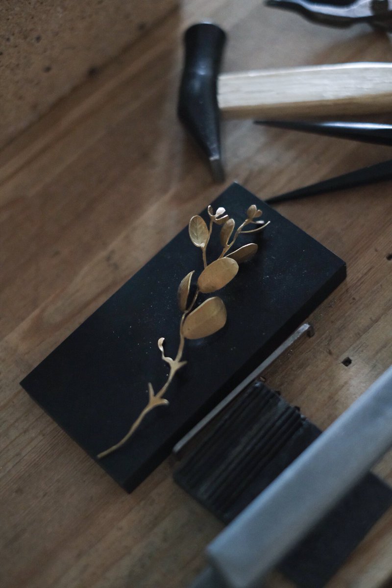 可愛い小枝ができました。
フリーハンドで作るの楽しい。