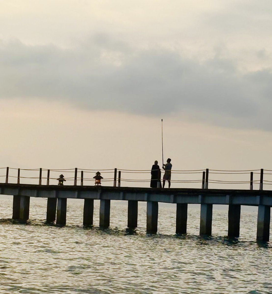 Ed__Dawes's tweet image. The prize for Thailand’s biggest and most ridiculous selfie stick goes to……? This guy 😂😂🫣