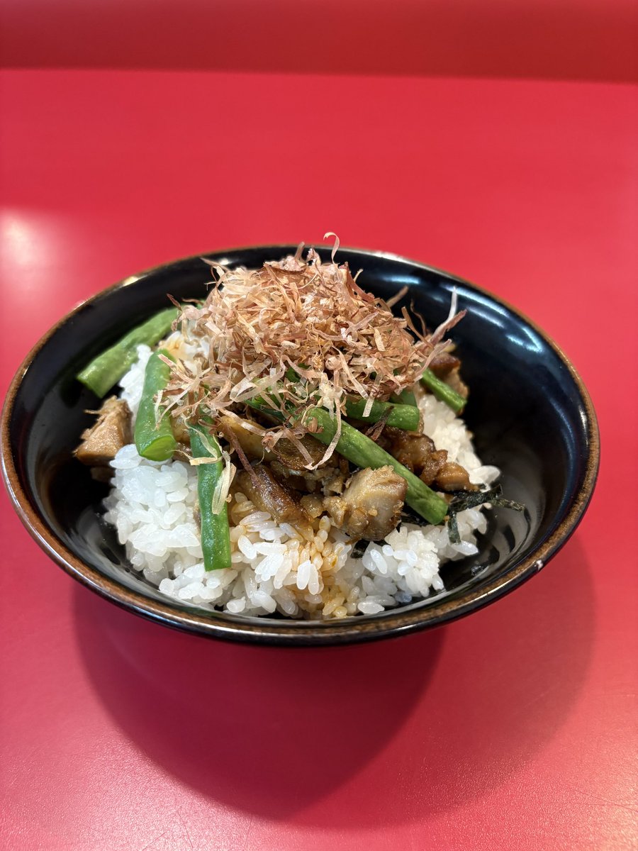 jindouya's tweet image. 本日のフォローサービスは
「薬味ネギ」or｢玉ねぎ｣

個数限定ゆでたまごあります🥚

必ずフォロー画面を先にご提示下さい

【味付けインゲン】御座います‼️
無くなり次第終了です

チャーシューまぶし2倍‼️
青汁、燻製玉子、メンマ御座います✨️

本日からも宜しくお願い致します🙏