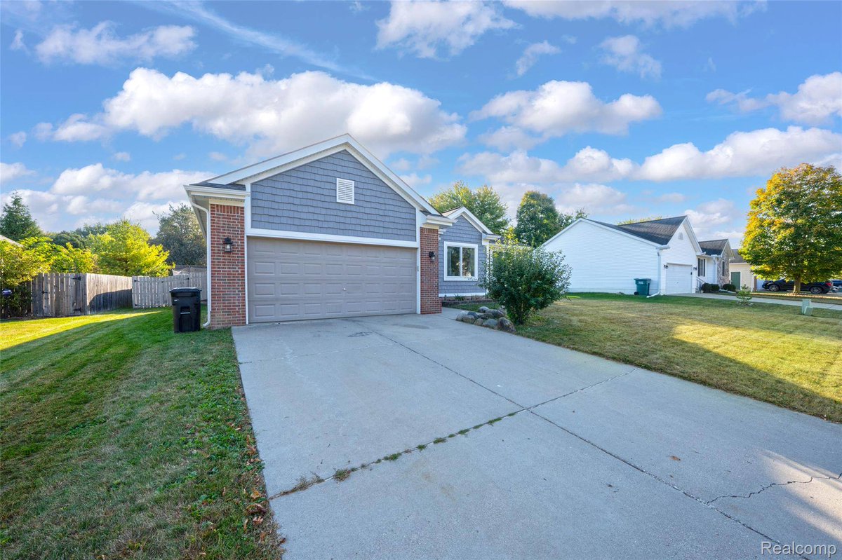 SueRealtor1's tweet photo. 344 Courtney's PL, Lapeer, MI 48446 just sold! Contact us for assistance in doing the same with your property. It would be our pleasure to work with you. https://t.co/O9qs9pLC8M