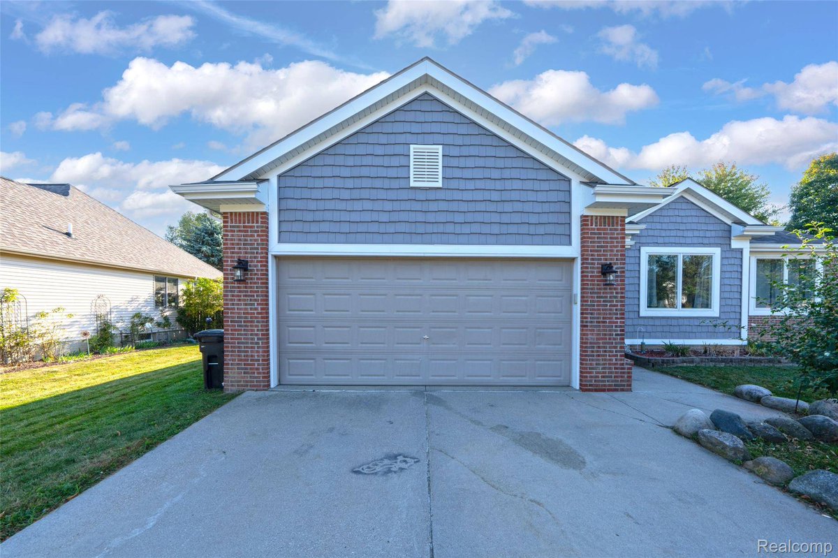 SueRealtor1's tweet photo. 344 Courtney's PL, Lapeer, MI 48446 just sold! Contact us for assistance in doing the same with your property. It would be our pleasure to work with you. https://t.co/O9qs9pLC8M