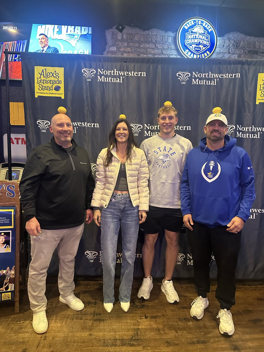 Great night <a href="/CubbysBrookings/">Cubby's Sports B&G</a> raising awareness and doing our part to end childhood cancer!

#LemonTopChallenge
#GoJacks
@alexslemonade
@NorthwesternMutual