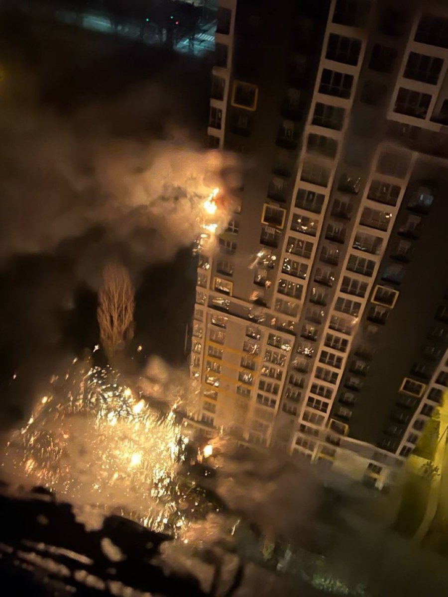 🚨🪖🇺🇦🇷🇺 Notte drammatica a Kyiv, costretta a fare i conti con uno dei bombardamenti russi probabilmente più brutali dall’inizio della guerra. Droni e missili in quantità massiccia prendono di mira edifici residenzialI. Segnalati diversi impatti. La capitale ucraina sotto