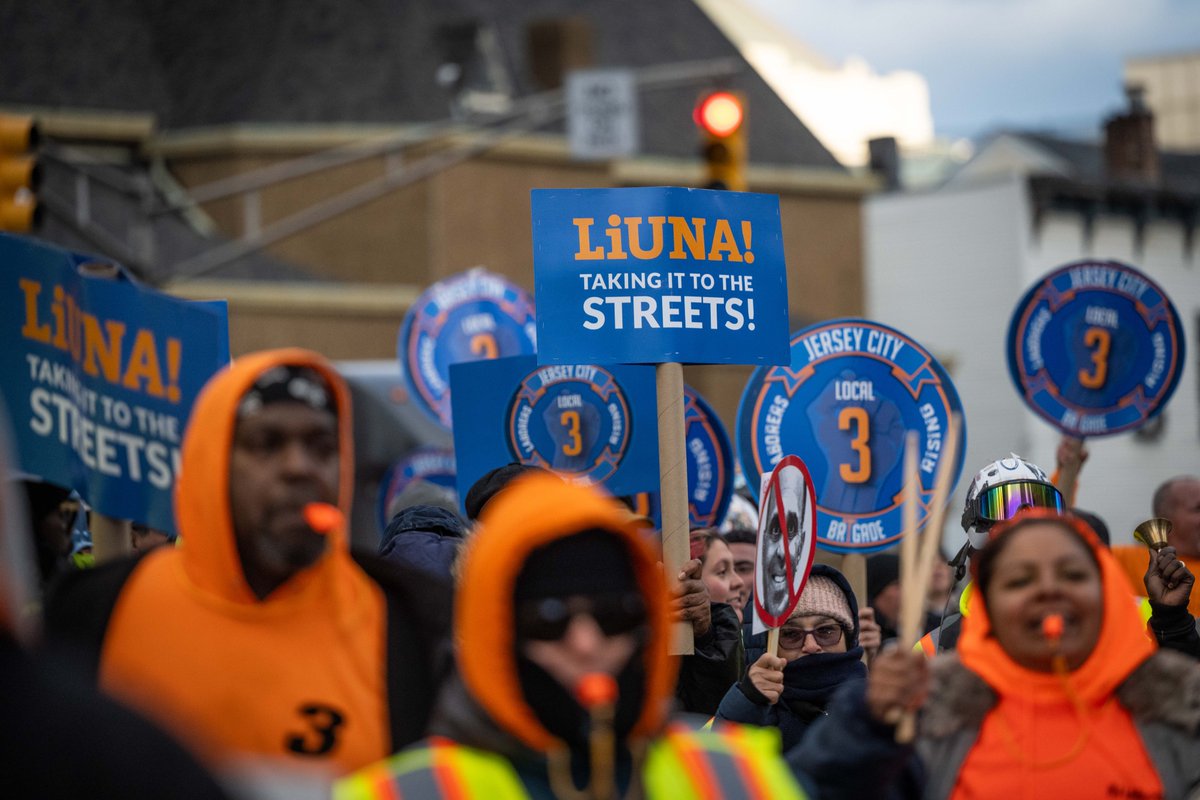 LiUNAEasternReg's tweet image. 🗣️ @LIUNA Local 3, the #JCBrigade &amp;amp; the #LaborersRising balloon were IN THE STREETS today, protesting ongoing worker exploitation in @JerseyCity.

AJD jobs on Van Reipen &amp;amp; Pavonia were stopped for working w/o permits &amp;amp; Journal Sq. was stopped for wage &amp;amp; hour violations. (1/2)
