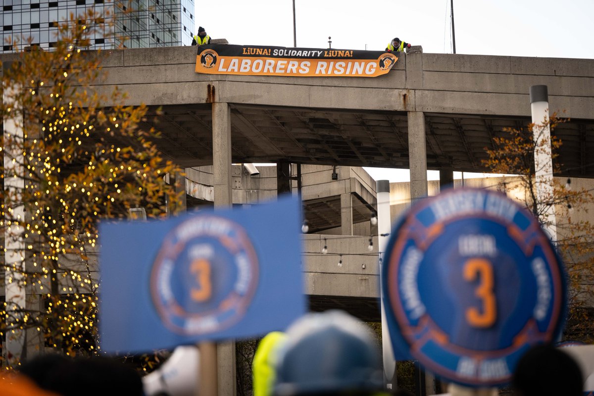 LiUNAEasternReg's tweet image. 🗣️ @LIUNA Local 3, the #JCBrigade &amp;amp; the #LaborersRising balloon were IN THE STREETS today, protesting ongoing worker exploitation in @JerseyCity.

AJD jobs on Van Reipen &amp;amp; Pavonia were stopped for working w/o permits &amp;amp; Journal Sq. was stopped for wage &amp;amp; hour violations. (1/2)