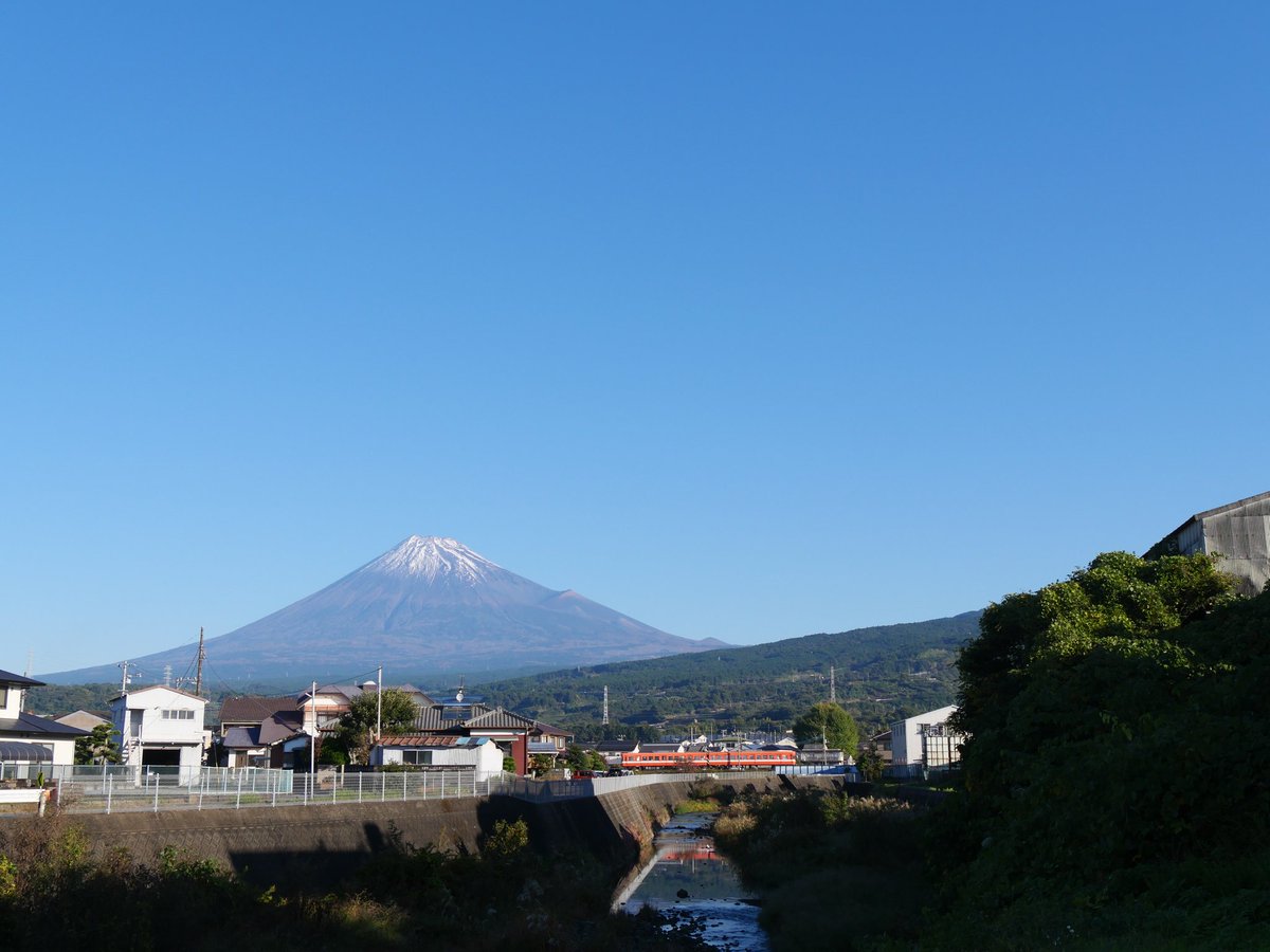 FukadenOfficial's tweet photo. お疲れ様です🍵
#富士山 きれいな雪化粧❄️
秋はリフォームシーズン
トイレやキッチンリフォームを多く��ただいてます。
秋は研修や会合も増えます。
今日は海老名で会合🦐

#イマソラ 
#企業公式がお疲れ様を言い合う 
#企業公式が地元の天気を言い合う https://t.co/bjD72O7gyQ