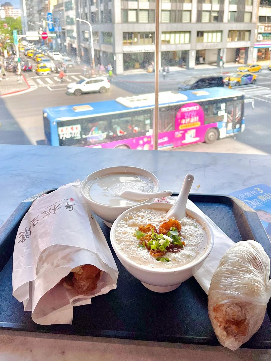 Mini04lin's tweet image. すごいですね！行列は2階から1階まで伸びていて、大通りに出る角まで曲がらなければなりませんでした。