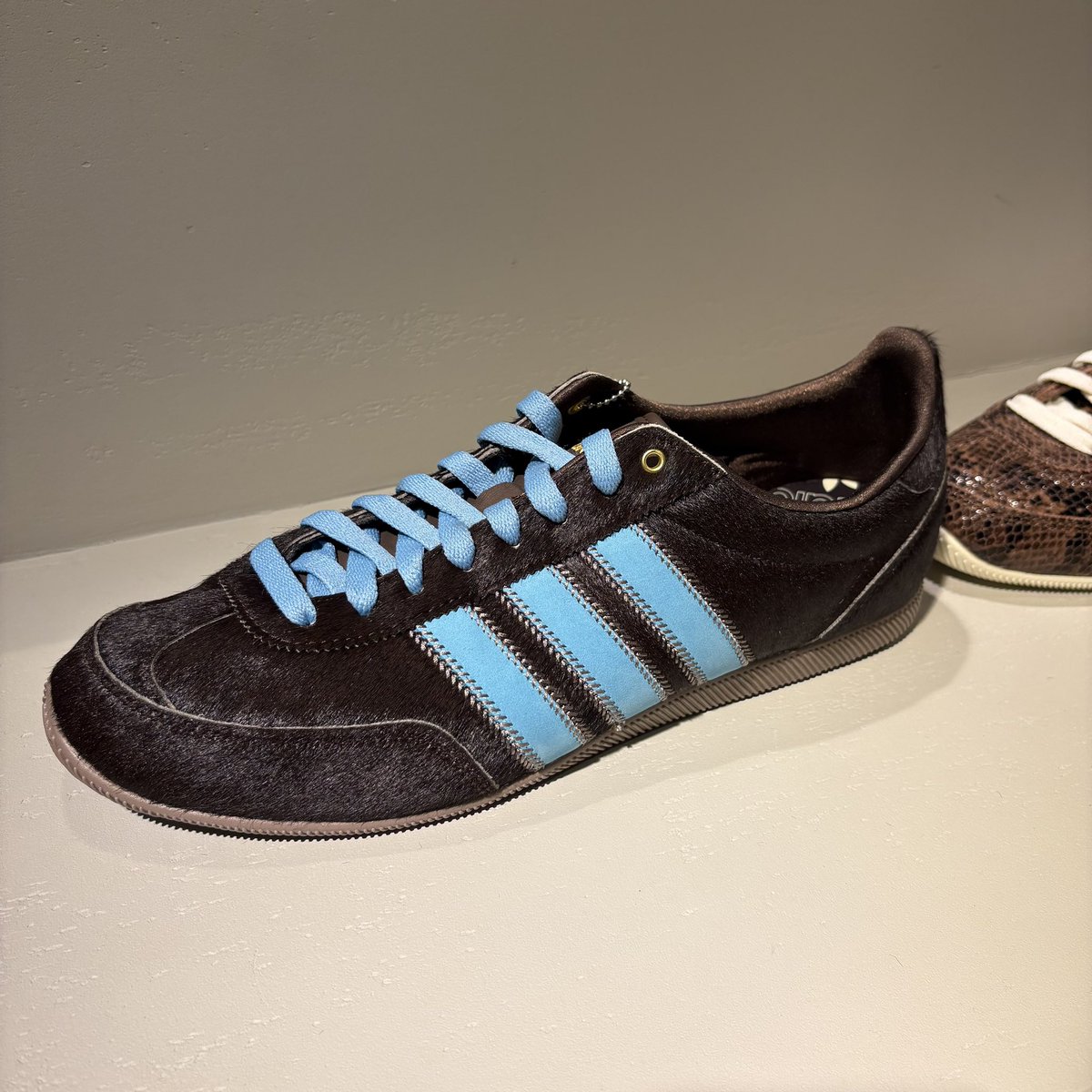 ブラウン×ブルーの配色が可愛すぎるJAPAN。ブラウンで大人っぽさもあり