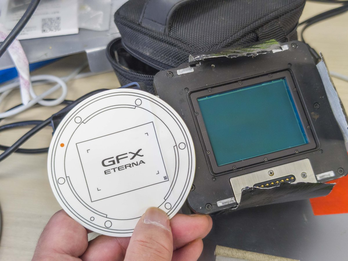 GFXのセンサー&amp;マウント原寸大シールが手元にあって、
それとフェーズワンP65を並べてみた記念写真。