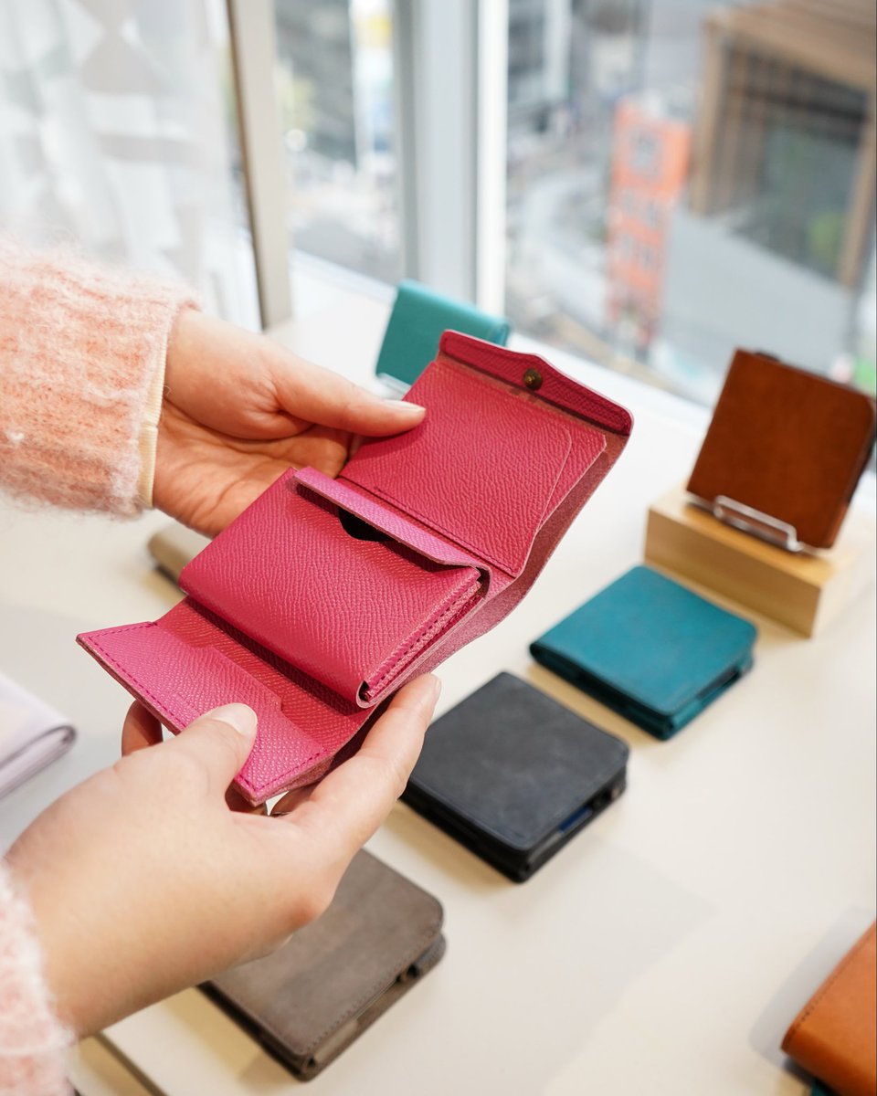 artisanfactory_'s tweet photo. 大丸東京店 9階 
『明日見世-asumise-』に出品中！

クリーマスプリングスにて先行予約受付中の「timik airy」を出品していますので
機能性やサイズ感、革の質感等実物を
お手にとってご確認いただけたら幸いです。

https://t.co/p45xeRUe0n

大好評販売中の「ポケト」や「1秒財布®︎」も
出品しており、お手に取っていただけて
ご購入もいただくことができます。

日程    
2025年11月12日(水) 〜 2026年2月3日(火)

場所      
大丸東京店 9階 【明日見世asumise】
　
#ティミックエアリー #ポケト #1秒財布 #小さい財布 #小さい長財布  #studium財布 #日本製  #2k540  #クリーマスプリングス  #明日見世　#asumise　#大丸東京店　#daimarutokyo