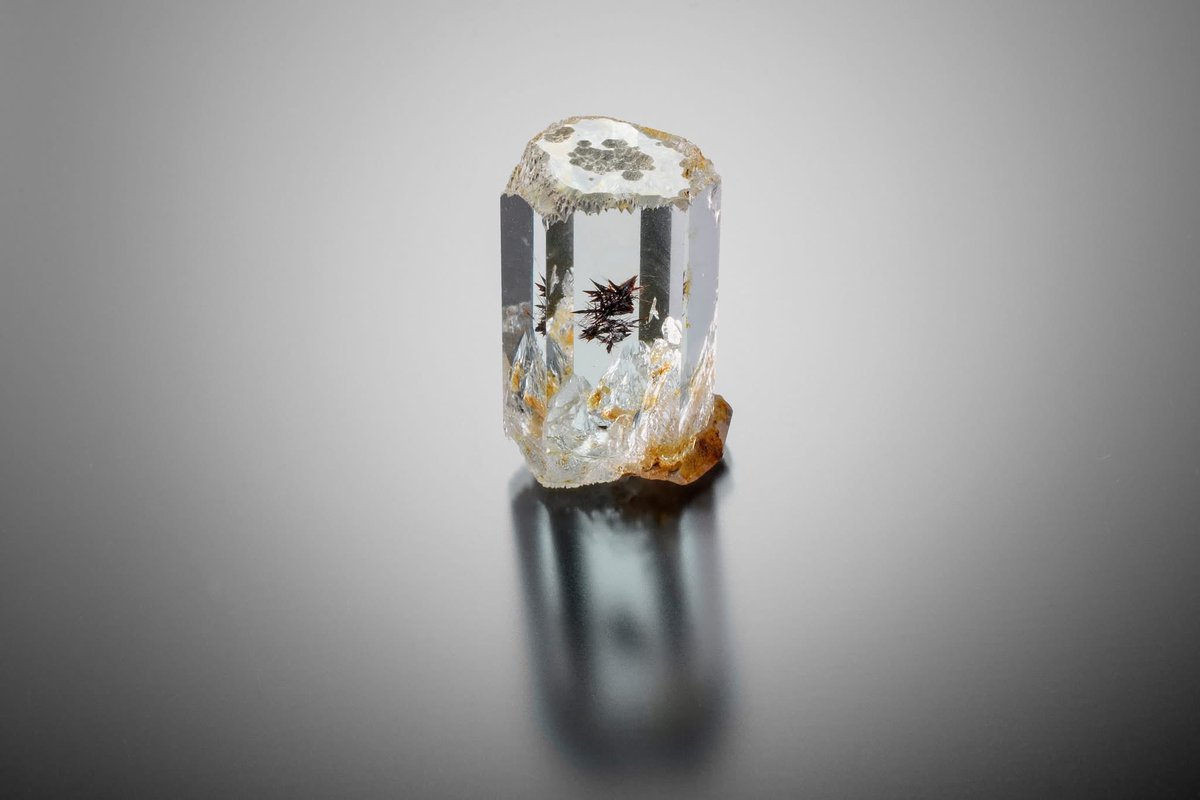 GIA 에서 소개된 독특한 아쿠아마린 원석입니다. 파키스탄 발티스탄 지역에서 산출된 아쿠아마린인데 내부에 검붉고 날카로운 결정이 자라나 있습나다. 희귀한 희토류 광물의 일종인 컬럼바이트로 추측된다고..