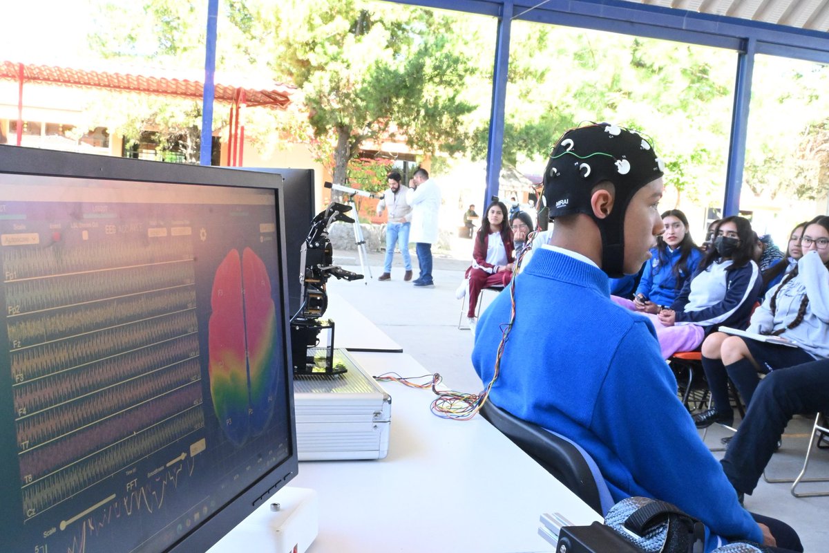 CITNOVA's tweet image. Hoy visitamos el Cecyte Hidalgo Tepetitlán, acercando ciencia y tecnología a más estudiantes🔬🤖
Nuestro equipo realizó demostraciones de robótica, IA, termodinámica, energía, así como el uso de microscopios y telescopios que despertaron la curiosidad de la comunidad estudiantil.