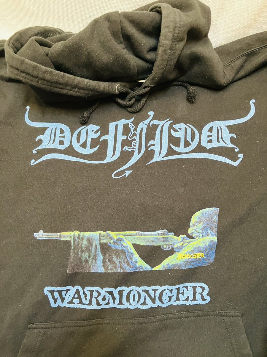 無責任に戦争を煽る悪魔。戦争で儲かるのは武器商人とそのお仲間達。戦争に巻き込まれ死ぬのは罪もなき庶民。究極の悲劇。

右とか左とかではなく。

そんな不条理を歌った曲。Warmonger。アルバムThe Highest Levelに収録。歌詞も読んで欲しい。パーカーはSeason of Mistのショップから今も買えます。