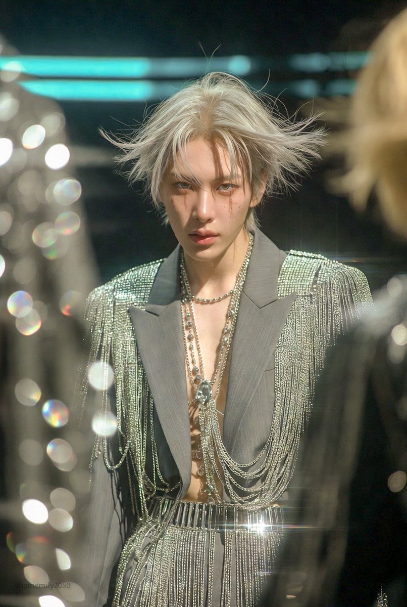 IamEmily2050's tweet image. Grok Imagine 0.9 

A cinematic tracking shot of a Korean K-Pop idol walking confidently towards the camera. Visual Physics: Platinum blonde hair with ash-grey underlayers blowing naturally in the wind; tech-wear luxury blazer and silver chrome body chains reflecting the…