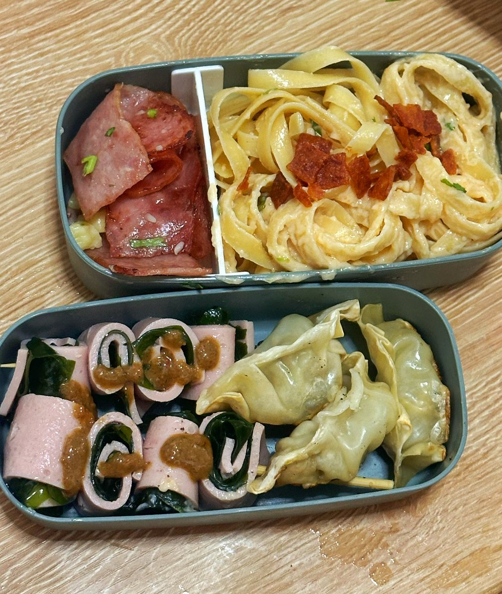 ยังคงกล่องข้าวมื้อกลางวัน 

เฟตตูชินี่ เบคอน แฮมพันสาหร่าย และเกี๊ยวซ่า 

อย่าถามว่ามันคืออาหารสัญชาติอะไร ปนกันไปให้เต็มกล่อง 🤣