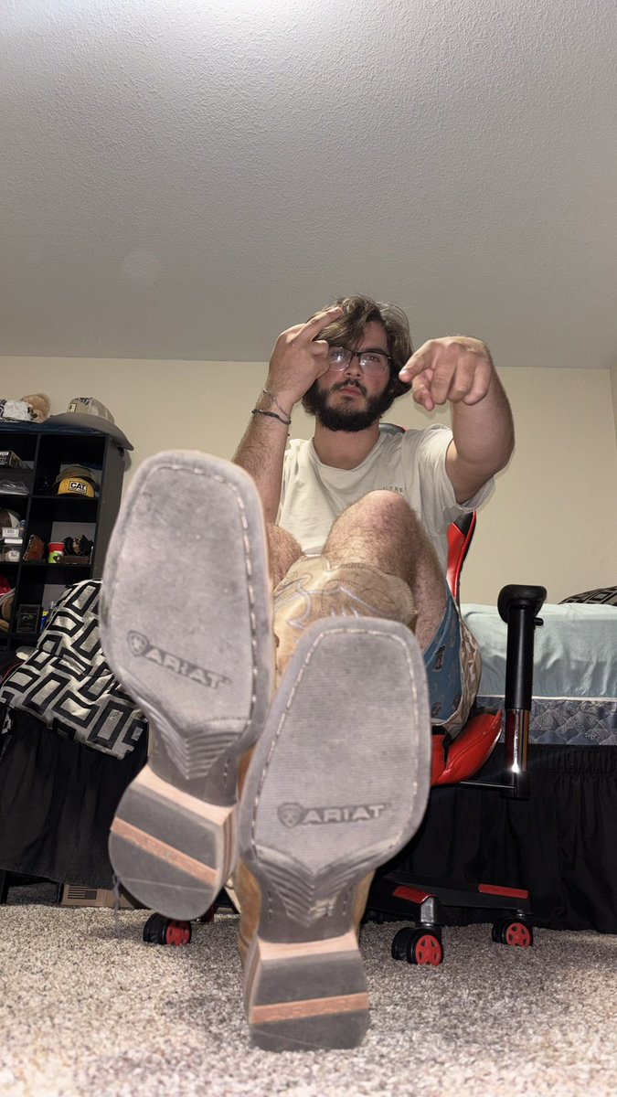 haven’t posted in a while, good to be back yall already know what’s coming up soon CHRISTMAS yes. so don’t be afraid to open that up and get DADDY some early gifts 
allmylinks.com/domcorb
#cashmaster #footworship #findom #cashslave #footslave