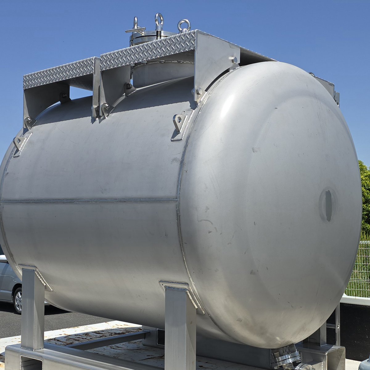 uik_tw's tweet photo. スンテンレス製『横型輸送容器』
2000Lから3000L、少量の液輸送に最適です。 https://t.co/58P9dISgXb