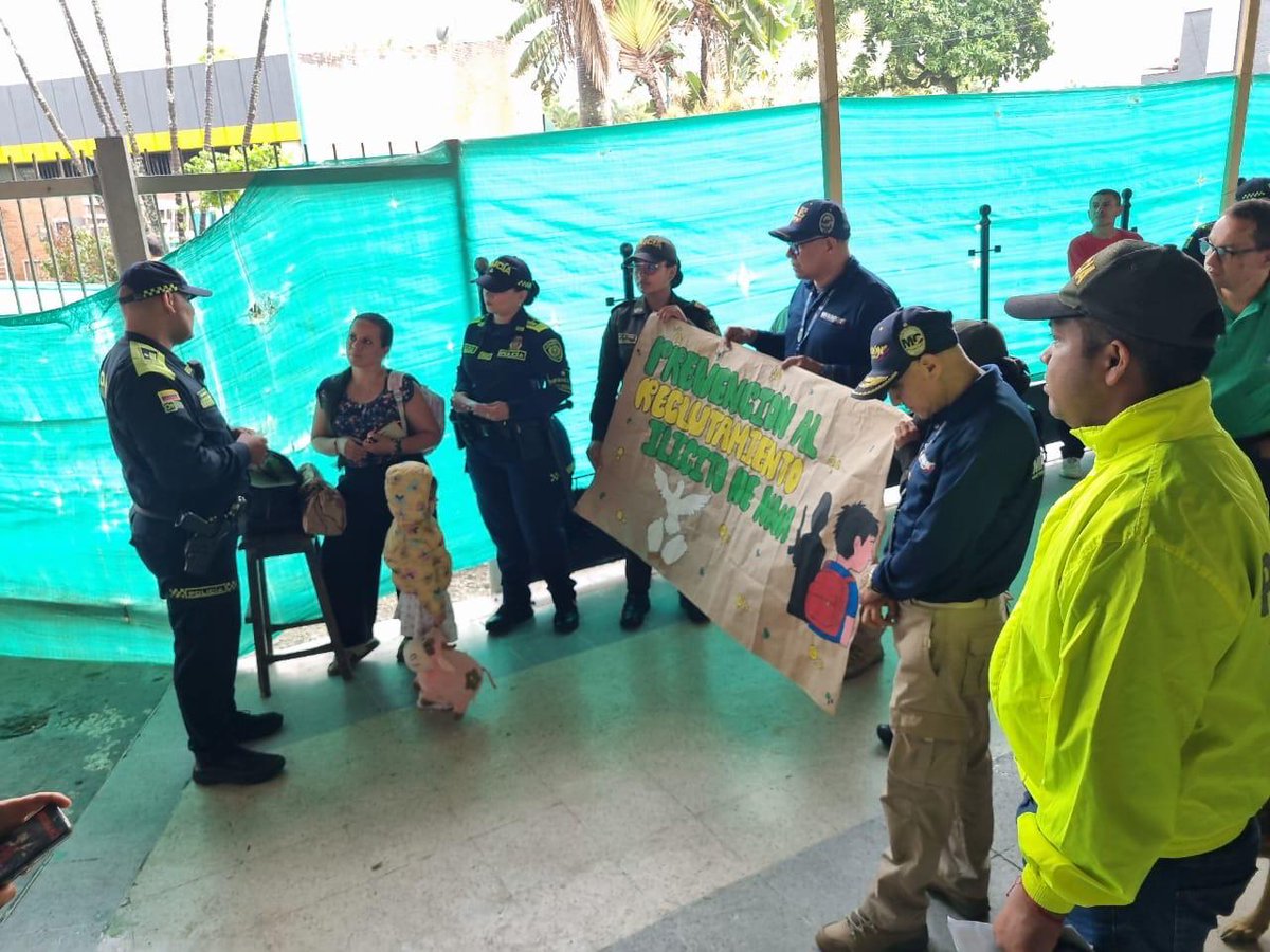 PoliciaIbague's tweet photo. En el marco de la Estrategia PAIS, el Grupo de Infancia y Adolescencia, junto a Migración Colombia y otras especialidades, realizó una jornada de prevención en el Terminal de Transporte de Ibagué.
Se entregaron recomendaciones para evitar el reclutamiento de NNA #Linea141. https://t.co/YMqrRa2Yo9