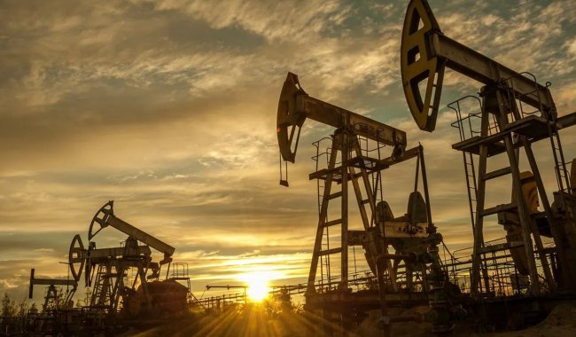 Crude oil jumps 3%, on track to break a two-week losing streak. Supported by supply concerns ahead of new U.S. sanctions. Russia has also begun cutting global oil operations just days before the measure take effect.
$USO $USL $OILK $BNO $BRNT $CVX