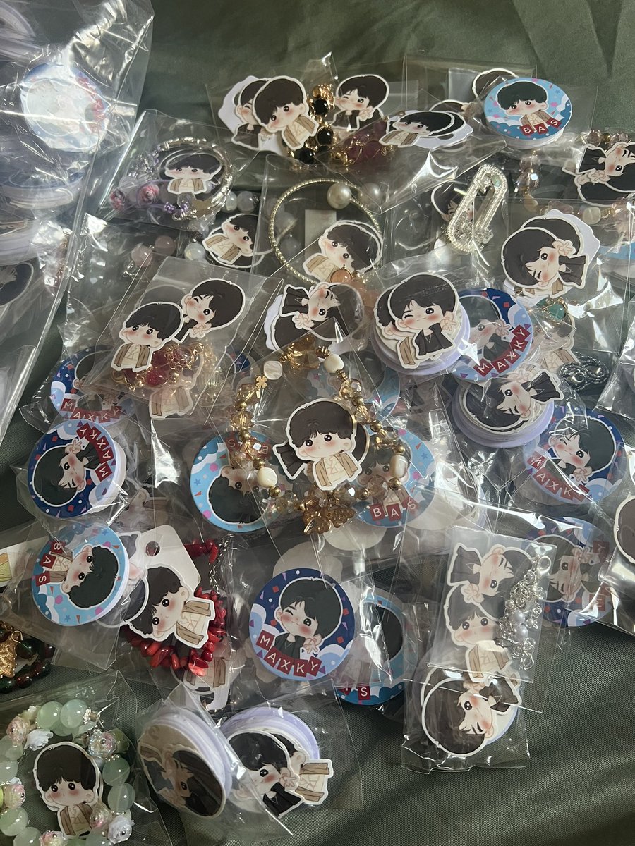 nadpat1827's tweet image. ฝากมารับกอวด้วยนะคะ ค่อนข้างเยอะนิดนึงกลัวได้แบกกลับมาก 🙏🏻🥹😂 
 #MaxkyBas1stFM #6CODE