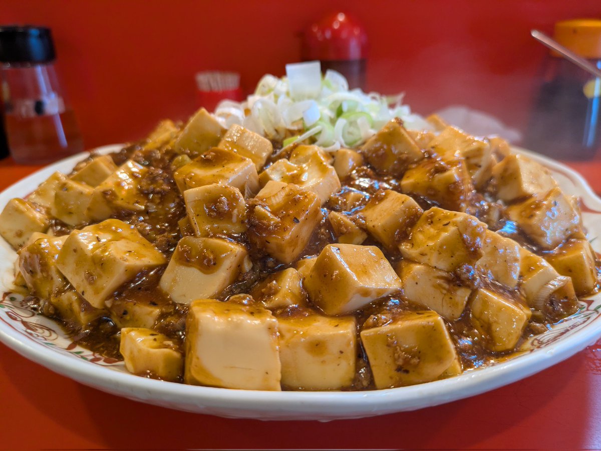 山盛り豆腐がとろけるように柔らかくて、ピリッ花椒の香りが鼻を突き抜ける！
ご飯が汁を吸って、1口ごとに「うまい…」って声が漏れるレベル。
これ食べて今日も幸せ確定。なんだかんだで結局一番好きな料理かも
#麻婆丼
#本気でうまい　#痺れ中毒
#ご飯が進みすぎてヤバい
#中華の誘惑