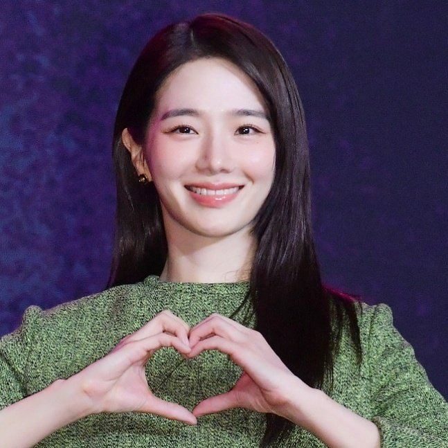 gyuyoungdaily's tweet photo. 📰 Sports Chosun: #ParkGyuyoung Set to Lead '#PerfectRomance' (literal translation: 'Disciplined Romance') with #ParkHyungsik"

"... 'Perfect Romance' is an office romance drama about two people who once had a bad relationship in the past, but now reunite as boss and subordinate, pushing and pulling in a chaotic and reversed power dynamic.

Park Gyuyoung is expected to play a character who becomes entangled with Na Jeongseok, once her junior in the military, now a CEO, after she becomes his subordinate employee. The story will follow the reversal of their relationship as the two, who first met during military service, cross paths again at a company.

... Park Hyungsik has already been confirmed as the male lead of Perfect Romance. Park Hyungsik will play Na Jeongseok, an arrogant and self-centered startup CEO who suddenly finds himself working with Park Gyuyoung's character, his former senior in the military, now his subordinate employee.

... Perfect Romance is currently in discussions for release on Netflix."