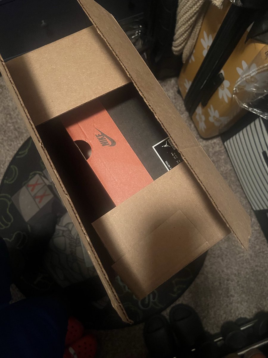 MetroGemP's tweet photo. This is not cool any part of the year, but @nike, @ups As we approach the holidays please be more careful with the packaging and delivery of consumers good. Just fyi https://t.co/fQYCX8knUL