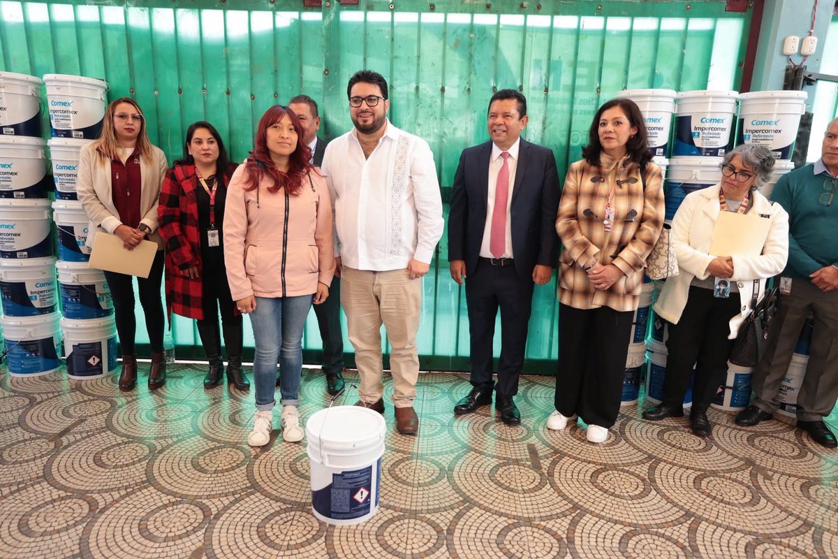 DGEMSedomex's tweet photo. 📚🏫 En Naucalpan seguimos fortaleciendo escuelas.
Acompañamos la entrega de impermeabilizante en la EPO 323, parte del programa municipal para mejorar los planteles.

Cuando mejoran las escuelas, mejora la comunidad. @SimonMondragonB https://t.co/fVlHDHFpdf