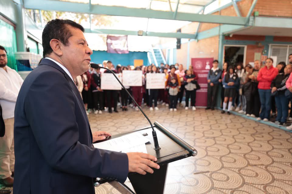 DGEMSedomex's tweet photo. 📚🏫 En Naucalpan seguimos fortaleciendo escuelas.
Acompañamos la entrega de impermeabilizante en la EPO 323, parte del programa municipal para mejorar los planteles.

Cuando mejoran las escuelas, mejora la comunidad. @SimonMondragonB https://t.co/fVlHDHFpdf