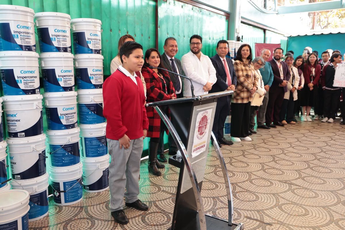 DGEMSedomex's tweet photo. 📚🏫 En Naucalpan seguimos fortaleciendo escuelas.
Acompañamos la entrega de impermeabilizante en la EPO 323, parte del programa municipal para mejorar los planteles.

Cuando mejoran las escuelas, mejora la comunidad. @SimonMondragonB https://t.co/fVlHDHFpdf