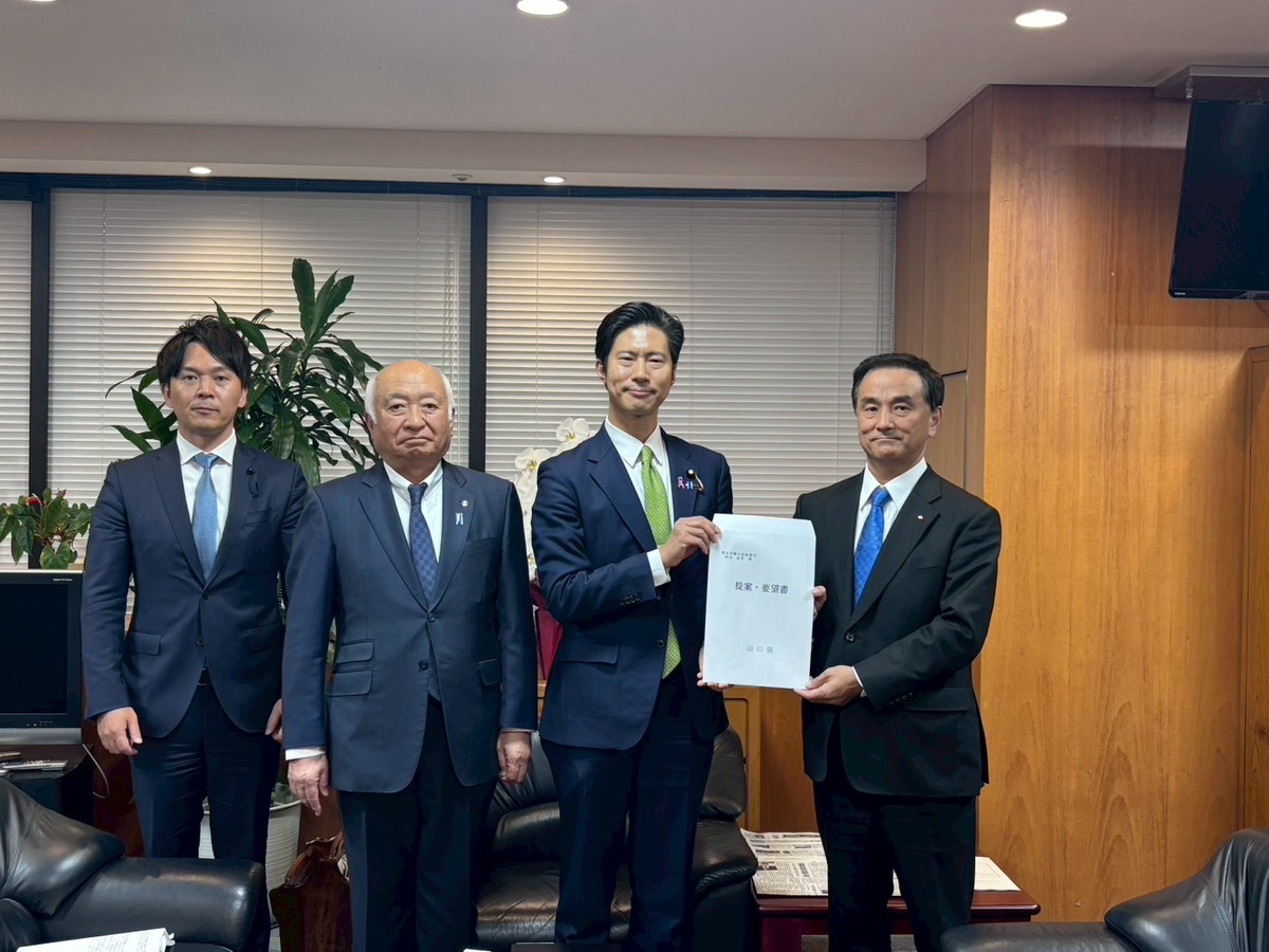 kamiyamasayuki_'s tweet image. 昨日は厚労大臣政務官として、村岡知事、柳居県議会議長、畑原県議会議員をはじめとする山口県の皆様より御要請。
・診療報酬、介護報酬、障害福祉サービス報酬の改訂と緊急的財政支援
・地方における人手不足対策の抜本的強化
等について意見交換。
また二桁近いレクも受けました。