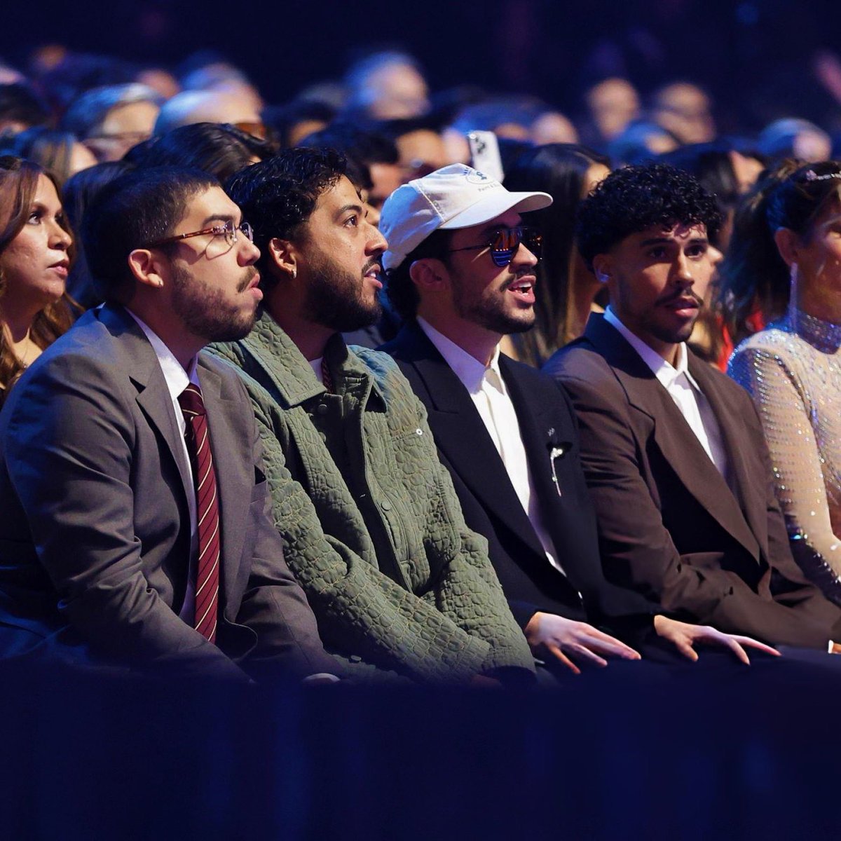 Bad Bunny esta noche en los Latín Grammys junto a su hermano Bernie, La Paciencia y Jomar Dávila. ❤️‍🔥