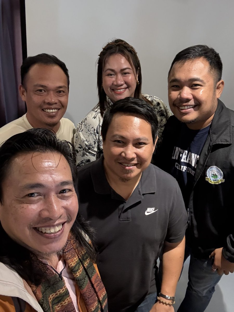 TeddyBaguilatJr's tweet photo. Tacloban - Ang tanong sa akin “Bakit sinisira ang mga bakawan para magpatayo ng sea wall at flood control?” Dapat hindi says Mayor Jasper Candido ng Quinapondan, Eastern Samar. I dialogued with them and their fisherfolk and women to support their mangrove project. #MLpartylist https://t.co/8WzTNKLb3m