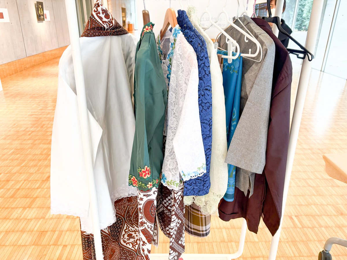 【#JAM】「女子美染織コレクション展Part13」関連イベント②
前期はあと2日！

／
好評のワークショップ！✨
＼

🇮🇩#インドネシア の #バティック を着てみよう!🇮🇩

男性・女性・お子様用の3種類をご用意！

※参加費無料 ・申込不要

詳細▶︎joshibi.net/museum/jam/202…