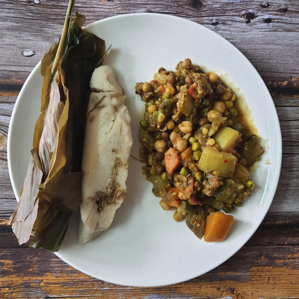 amarprusty's tweet photo. Odisha celebrates Prathamastami -Healthy tasty nutrition loaded Odia cuisine traditional Emduri Pitha made of long  Idly filled with coconut-jaggery steamed in Turmeric leaves with Ghanta tarkari made with seasonal vegetable and sprouted legumes boiled😋👏😍🙏🥰
#odiacuisine https://t.co/8QPg0t5xJg