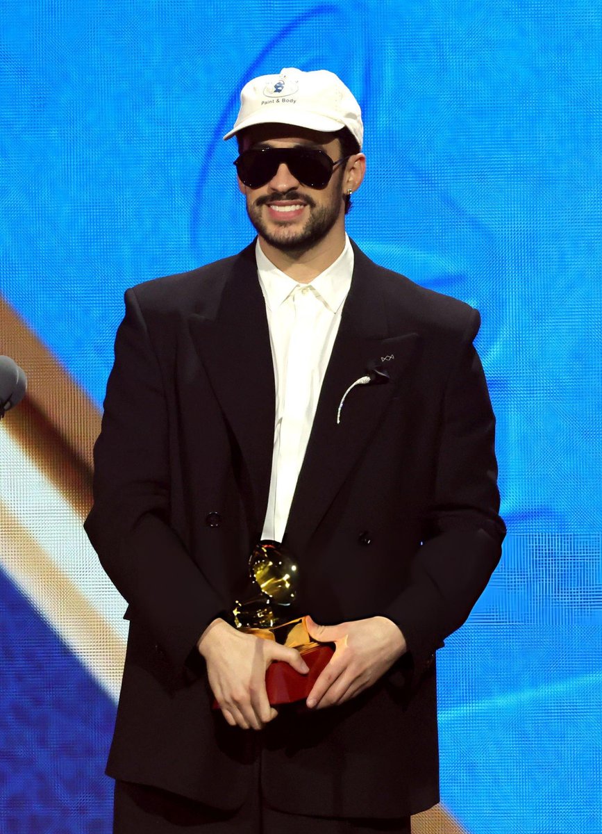Bad Bunny recibiendo el Latin Grammy a Mejor Cancion Urbana por 'DtMF'.
— Es su 4to premio de la noche.
