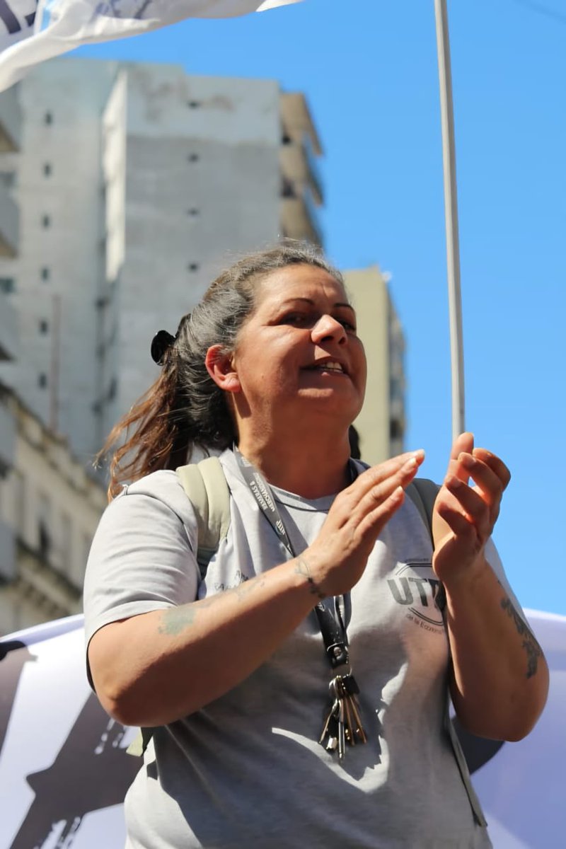 Exigimos la inmediata liberación de Silvia Palmieri, referente de la rama espacio público, detenida violentamente mientras trabajaba en el tren, una práctica recurrente de las FFSS. Mañana viernes nos convocamos 9hs en la Comisaría 14.B (Cabildo 232) para bancar a la compañera.