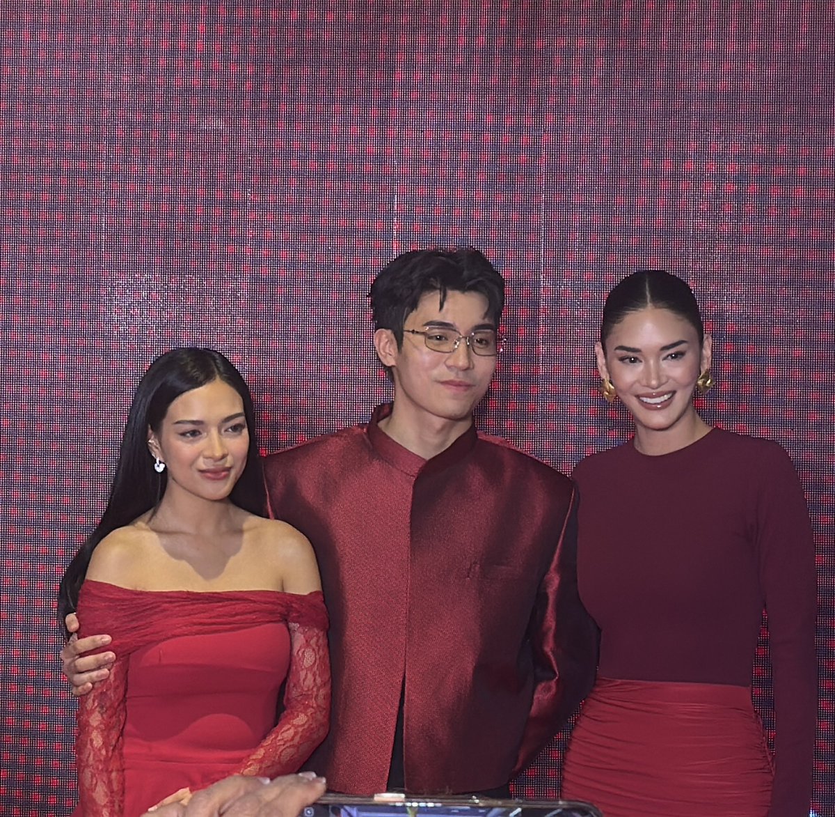 PhilippineStar's tweet image. NA PARA BANG THIRD WHEEL SI MISS PIA 😆

Miss Universe 2015 #PiaWurtzbach and former Pinoy Big Brother housemates #MikaSalamanca and #BrentManalo pose for a photo during Jollibee’s Joyful Christmas Store lighting ceremony in Ortigas Extension on Thursday. #MikBrent |…