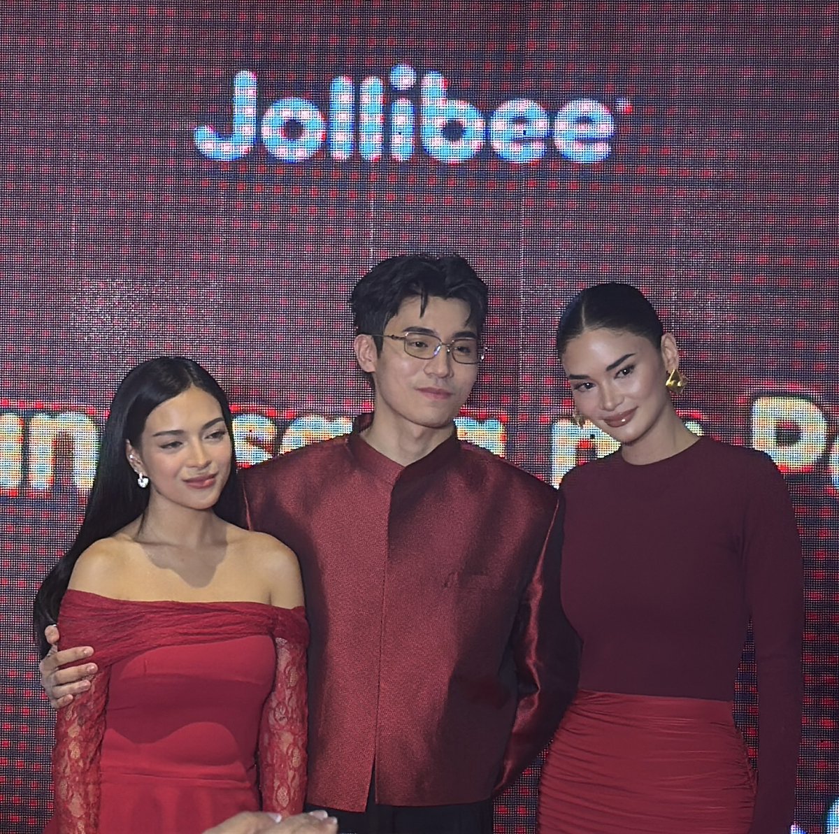 PhilippineStar's tweet image. NA PARA BANG THIRD WHEEL SI MISS PIA 😆

Miss Universe 2015 #PiaWurtzbach and former Pinoy Big Brother housemates #MikaSalamanca and #BrentManalo pose for a photo during Jollibee’s Joyful Christmas Store lighting ceremony in Ortigas Extension on Thursday. #MikBrent |…